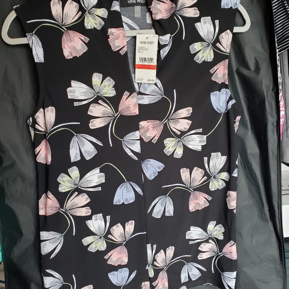 Nine West sleeveless blouse, size xs, black floral. NWT